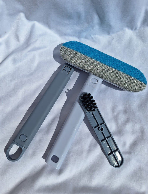 Brosse anti-poils bleu clair et gris, tête de nettoyage et manche détaché