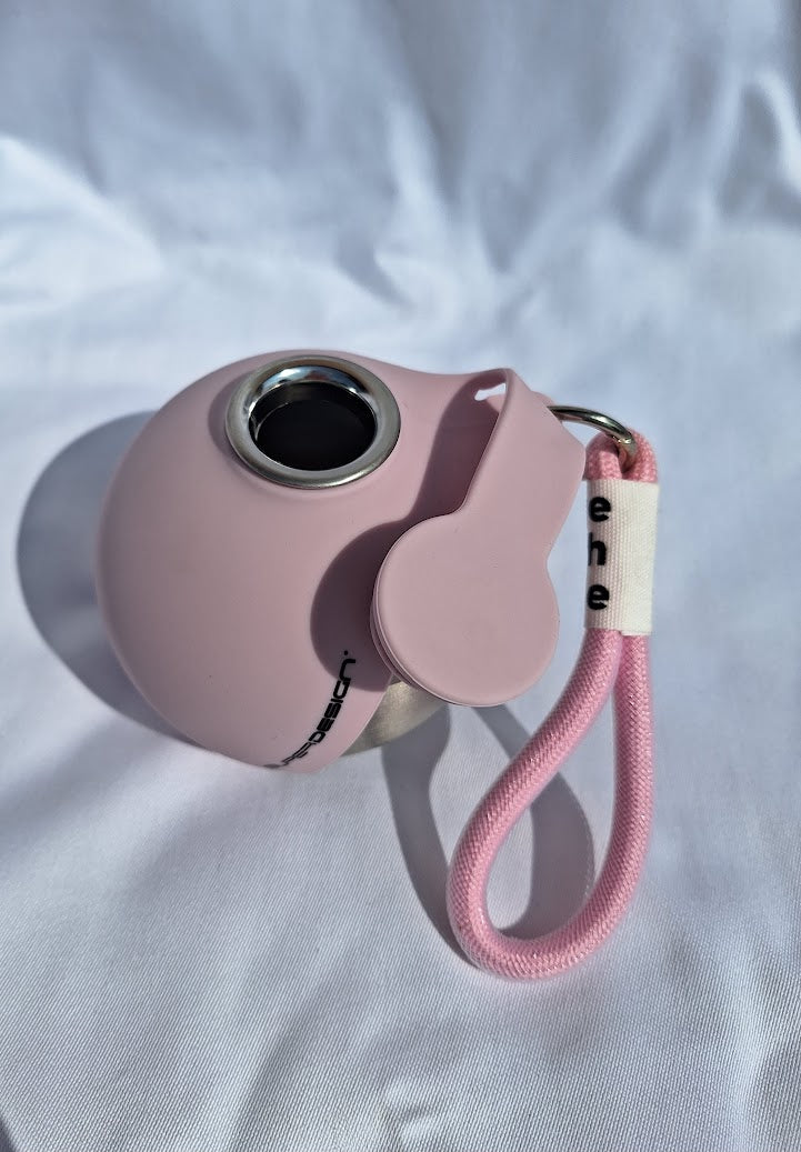 Gourde pour chien rose avec bouchon ouvert et dragonne