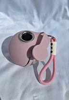 Gourde pour chien rose avec bouchon ouvert et dragonne
