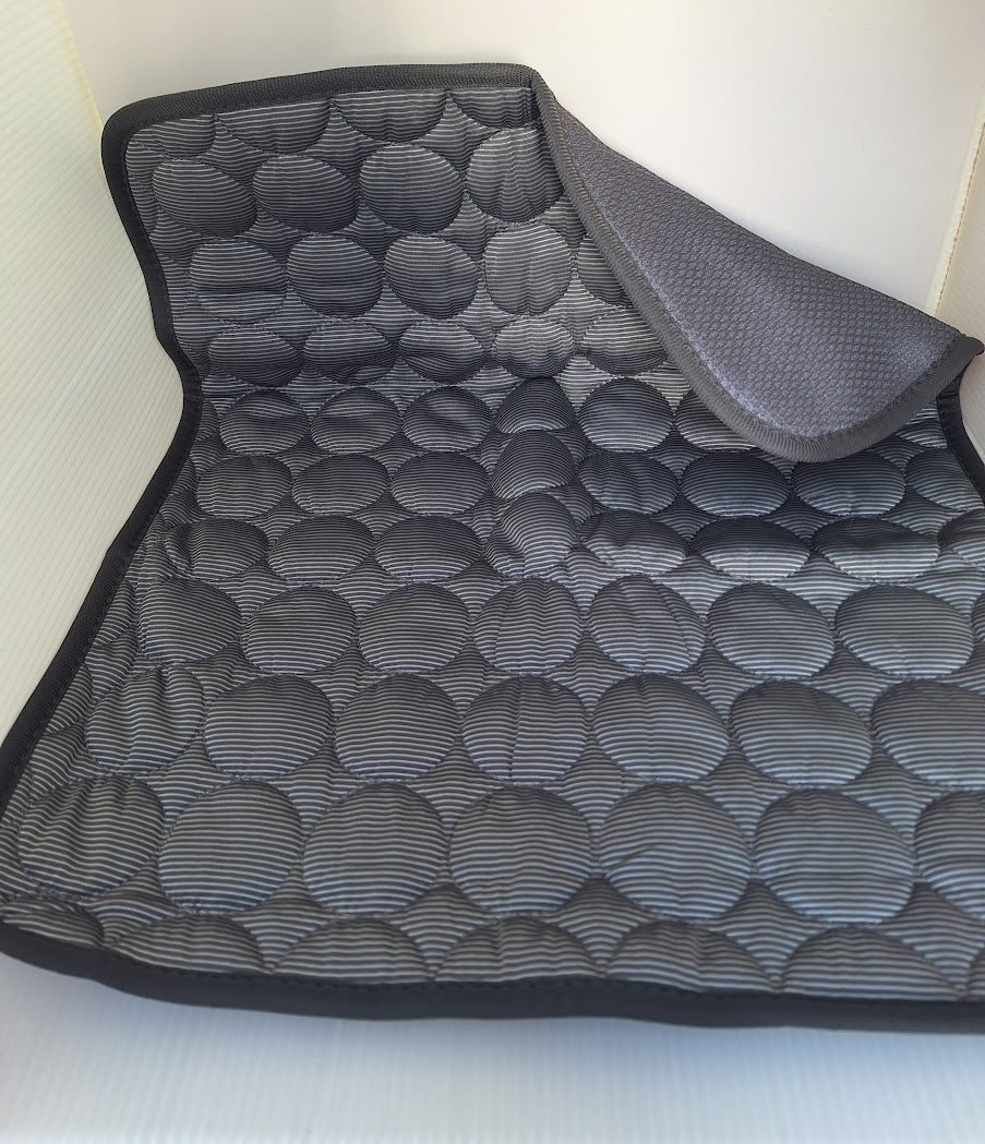 Tapis fraîcheur gris pour chien et chat, avec envers en maille visible