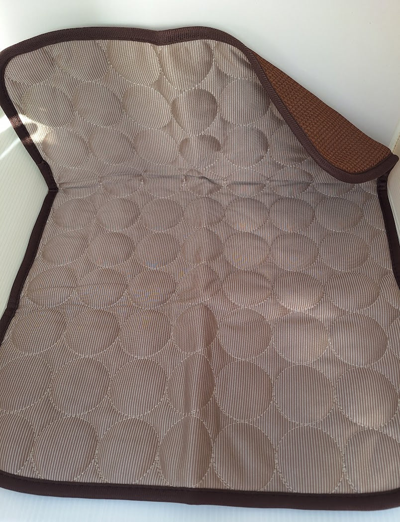 Tapis fraîcheur marron pour chien et chat, avec envers visible