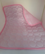 Tapis fraîcheur rose pour chien et chat, avec envers en maille visible